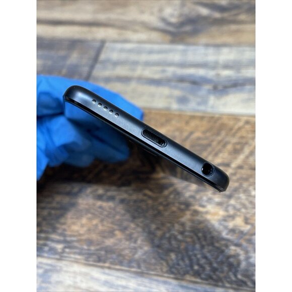 Apple iPod Touch 6th Generation 32 GB Model:A1574 Silver W/ Adapter & Cable - Picture 6 of 7